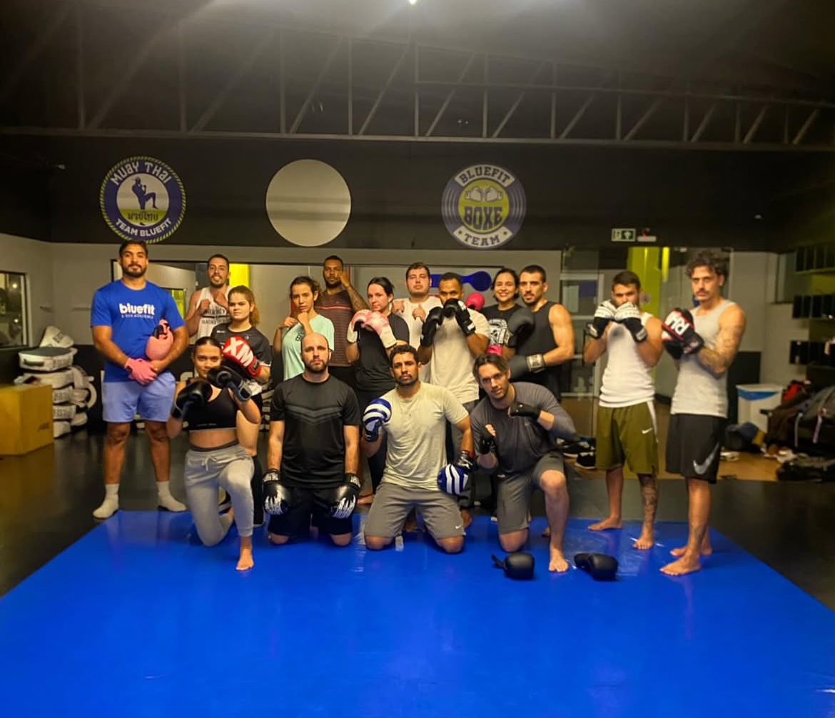 Professor orientando aluno